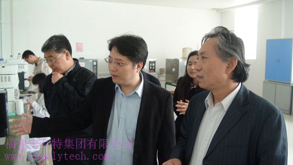 中國塑料加工工業(yè)協(xié)會副秘書長、中國塑協(xié)人造革合成革專業(yè)委員會常務(wù)副理事長兼秘書長馮庶君、副秘書長田景巖蒞臨福建寶利特集團(tuán)