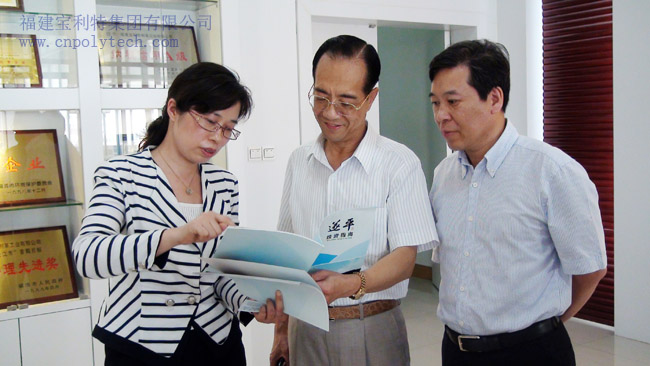 河南省遂平縣委副書記、縣長何冬向陳炳琪董事長介紹遂平投資環(huán)境