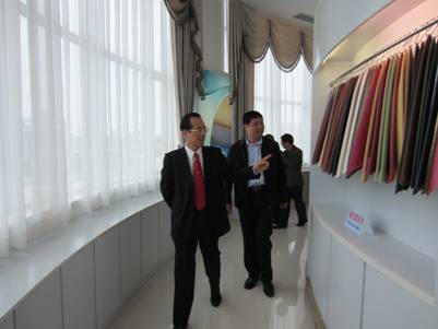 在展示廳，總裁熱情地向鐘常委介紹公司產品