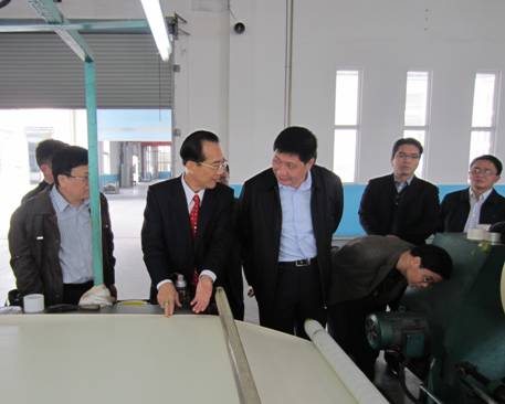 參觀檢紙班，總裁為南康市常委講解離型紙使用