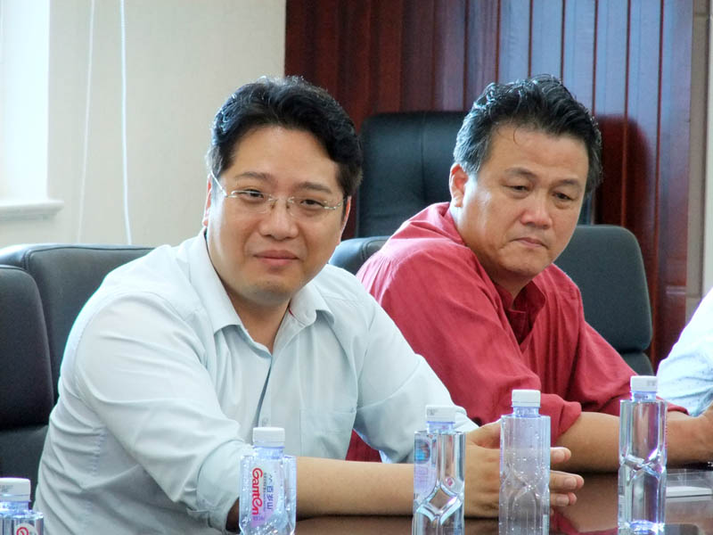 福建寶利特集團常務(wù)副總裁同馬來西亞客商親切交流